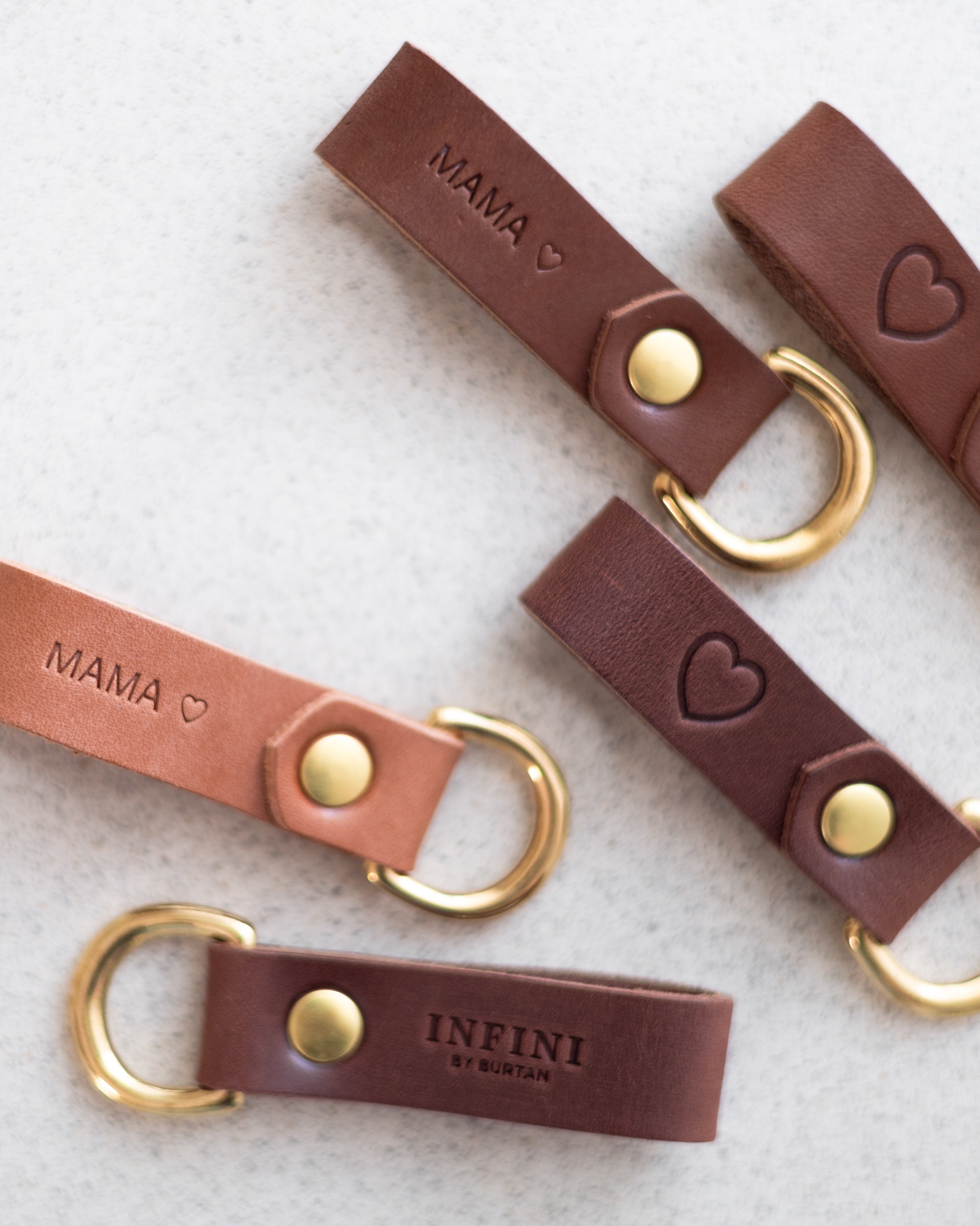 Brelok do kluczy z napisem MAMA ♡
