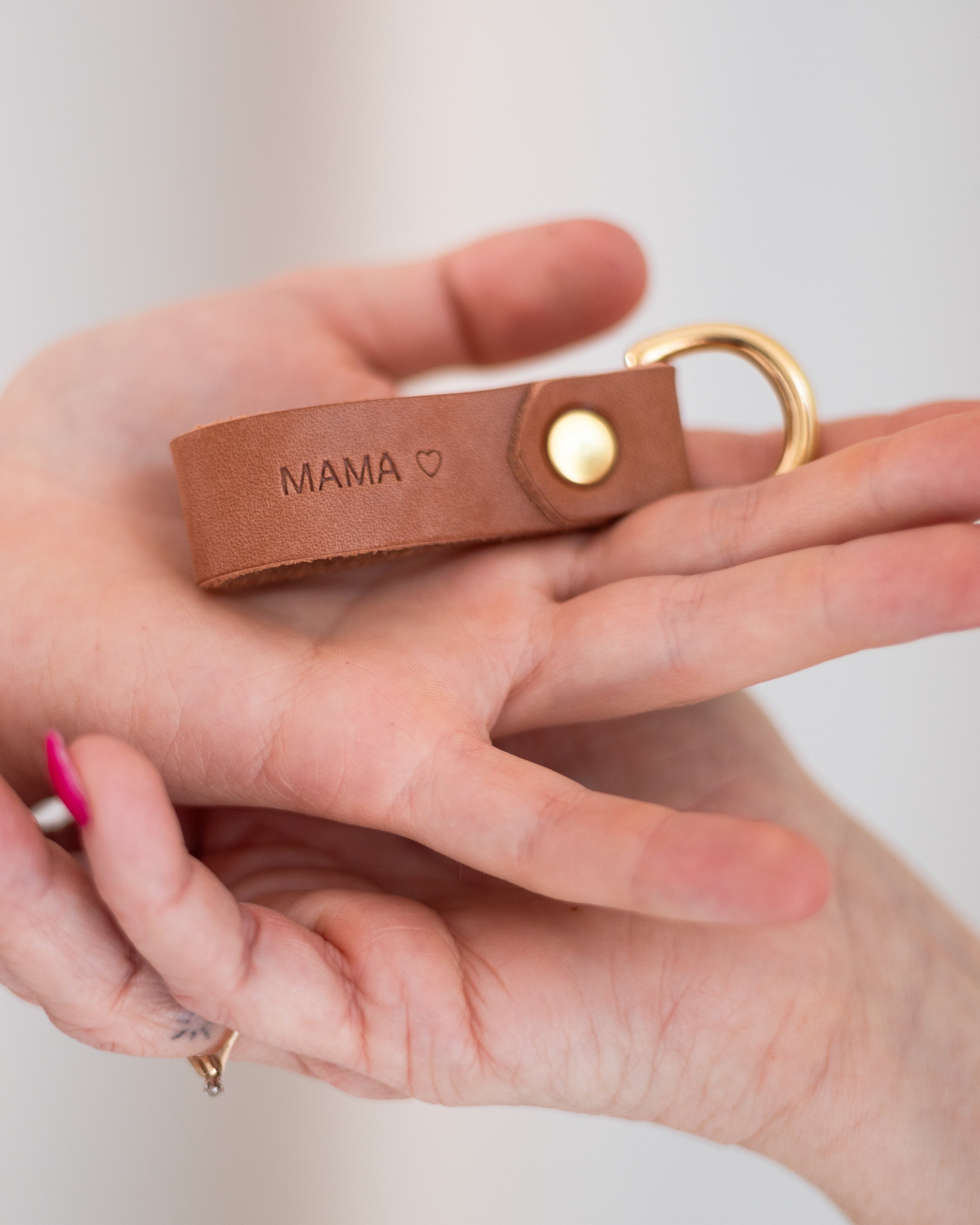 Brelok do kluczy z napisem MAMA ♡