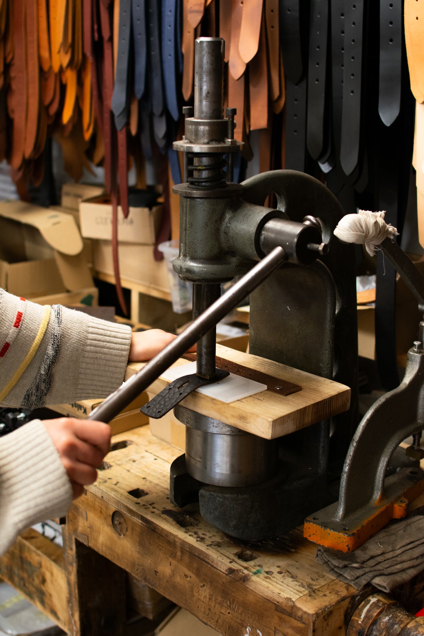 Wybijamy logo na płytce łączącej pasek i klamrę