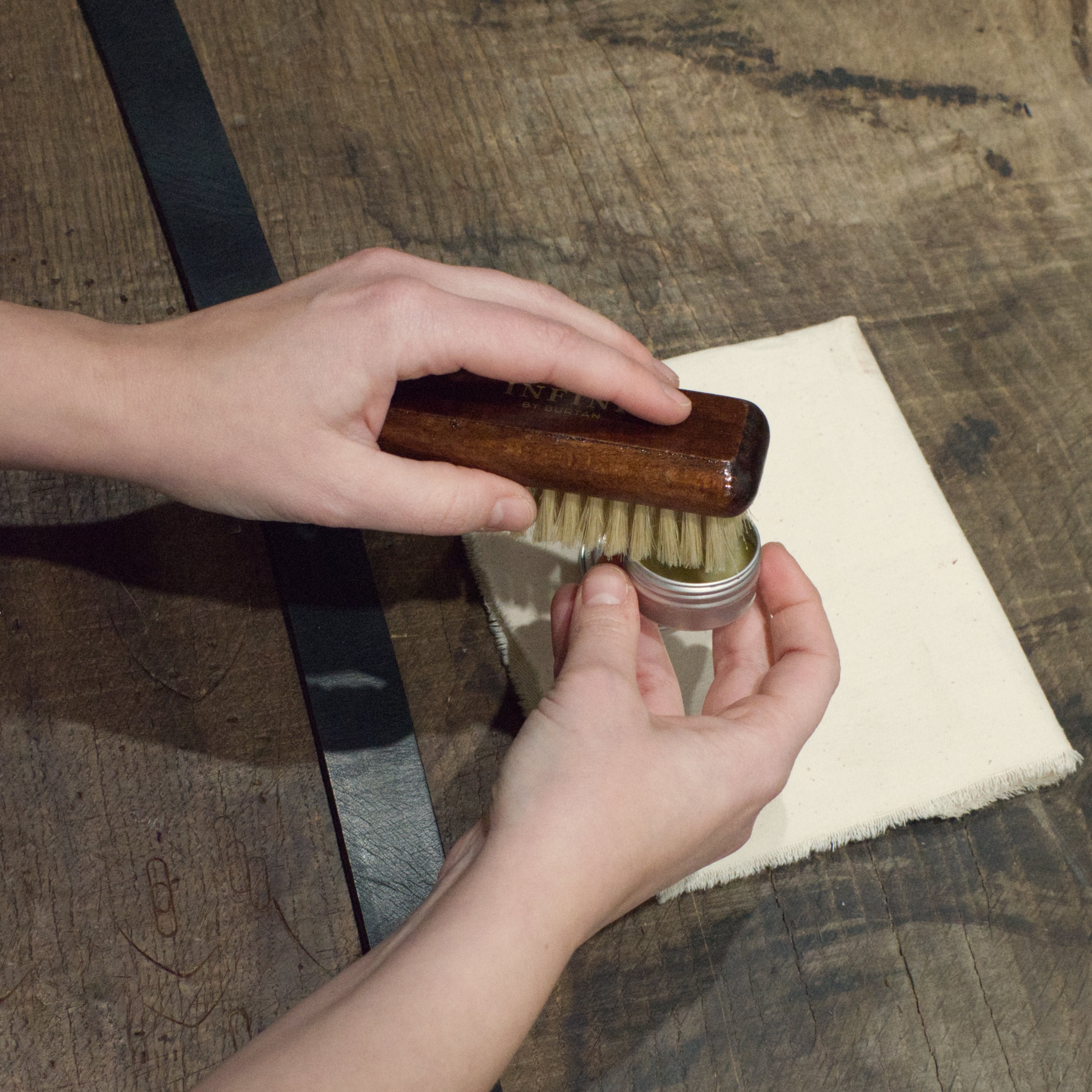 Nanieś niewielką ilość kremu na szczotkę