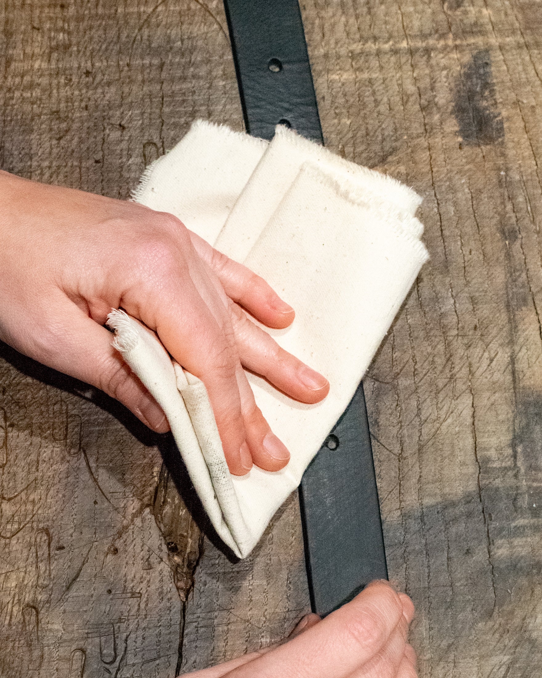 Nadmiar kremu przetrzyj suchym kawałkiem materiału. Powtarzaj raz na kilka miesięcy, zależnie od intensywności użytkowania